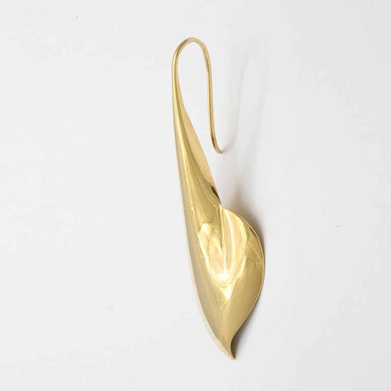 1960's Gold Dolphin Drop Earrings In Good Condition For Sale In New York, NY