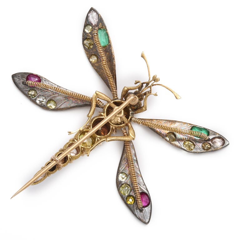 Multicolored diamond, emerald and ruby mosquito brooch, en tremblant, set in 18k gold.
In original fitted case.
Body set with approximately 20 cts of colored diamonds.