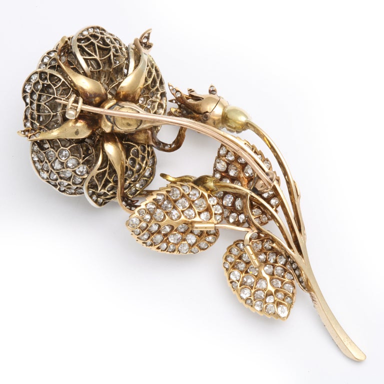 Diamond brooch in the form of a rose, set in gold and silver.
Approximately 26 cts.