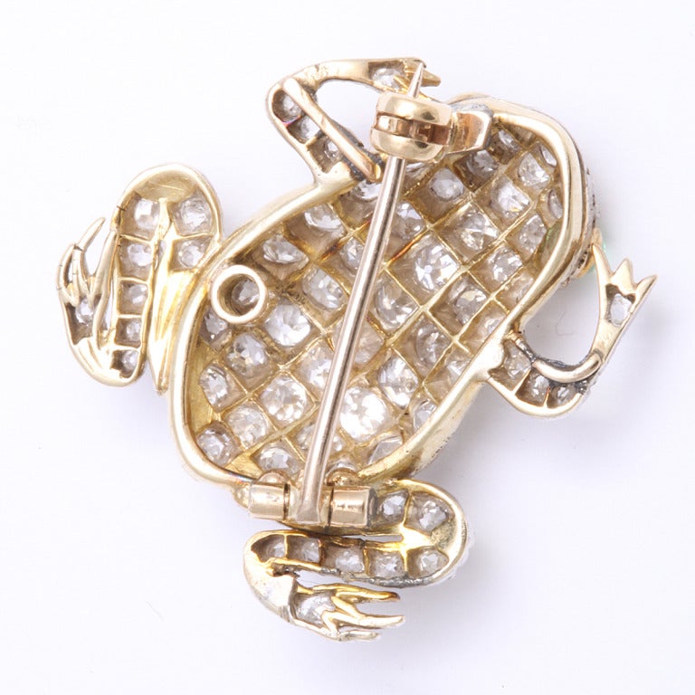 Pavé old-mine diamond frog brooch with cabochon emerald eye, set in gold and platinum. 

(diamonds approx 9.50 cts)