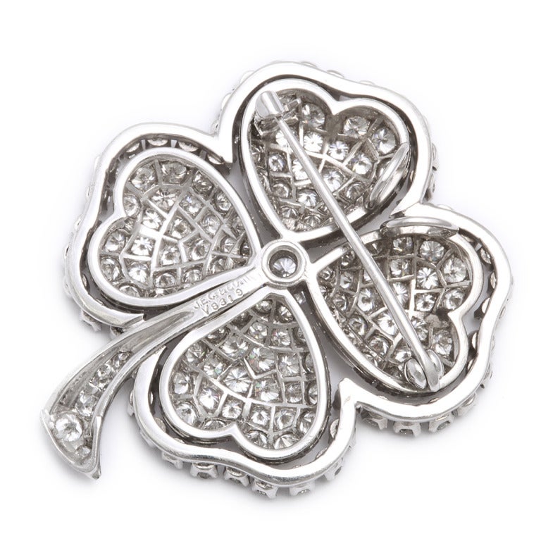 Pavé diamond 4-leaf clover brooch with leaves in the shape of hearts, mounted in platinum.