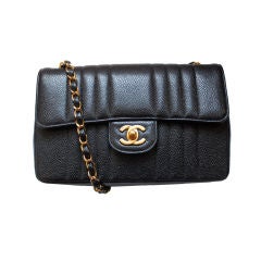 Chanel - Sac à rabat Mademoiselle en caviar noir avec chaîne dorée