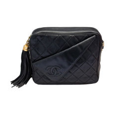 1980's CHANEL black quilted bag with gilt chain