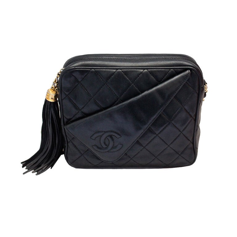 1980's CHANEL black quilted bag with gilt chain