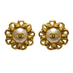 CHANEL gilt chain earrings with pearls