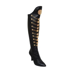 GIANNI VERSACE Bottes en cuir noir avec médaillons Méduse, années 1990