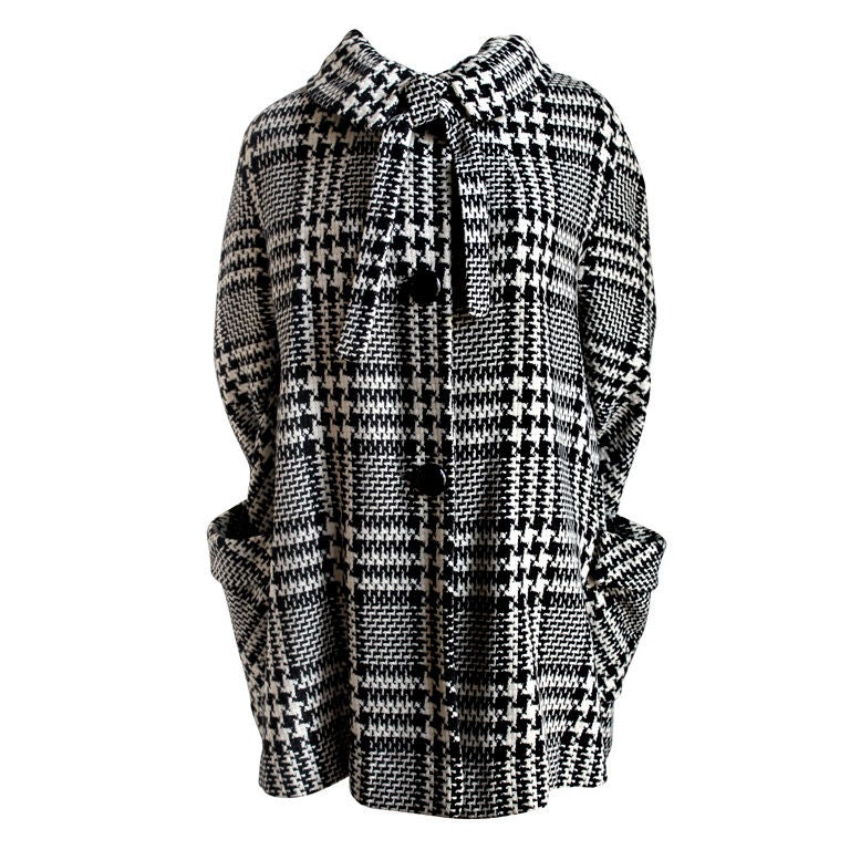 1960's wool houndstooth swing coat with neck tie For Sale at 1stdibs