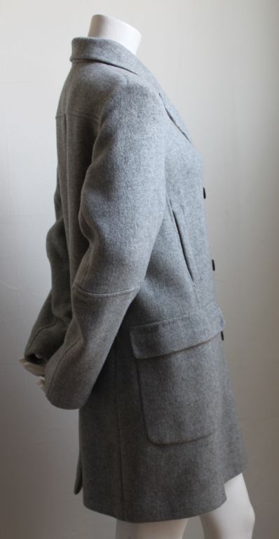 Manteau profilé en laine feutrée grise de Cerruti 1881 datant de la fin des années 1980. Convient à une taille 6-8. Non doublé. Fabriqué en France. Excellent état.