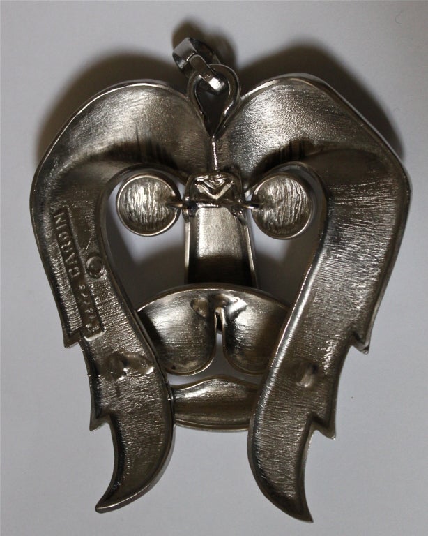 Très grand pendentif lion du zodiaque 'leo' en étain de Pierre Cardin datant des années 1970. Le pendentif mesure environ 6 pouces de long (avec l'anse) et 4,5 pouces de large. Signé. Très bon état.