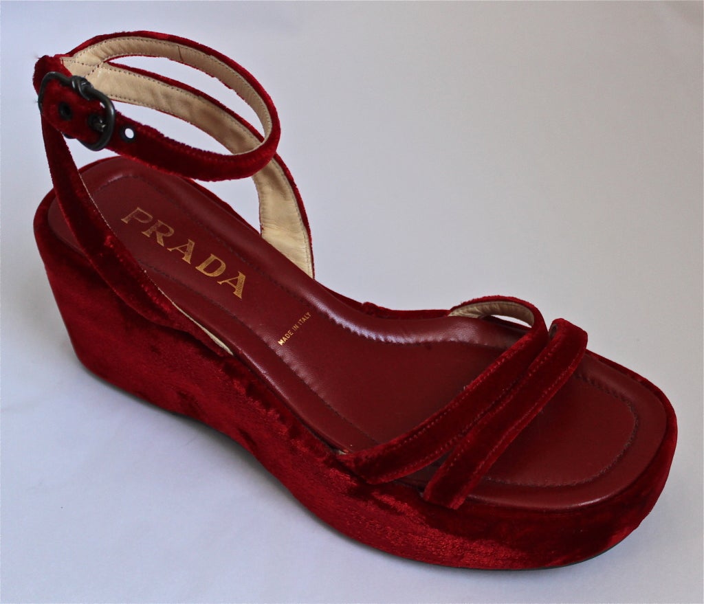 Sandales à plateforme en velours rouge iconiques de Prada datant de 1997. Etiqueté taille italienne 37.5. Fabriqué en Italie. Excellent état:: non usé.