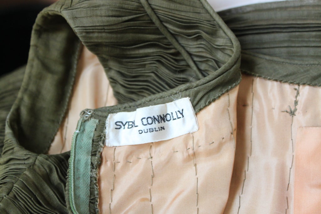 1950er SYBIL CONNOLLY Haute Couture Kleid in Oliv mit Handfalten 2