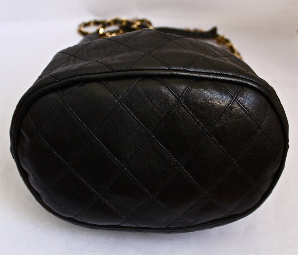 1980er CHANEL schwarzes gestepptes Leder Eimer Tasche mit vergoldeten Kette Damen