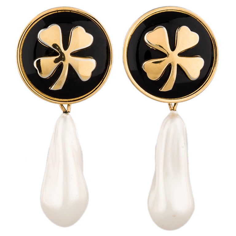 1980's CHANEL clover earrings with pearls