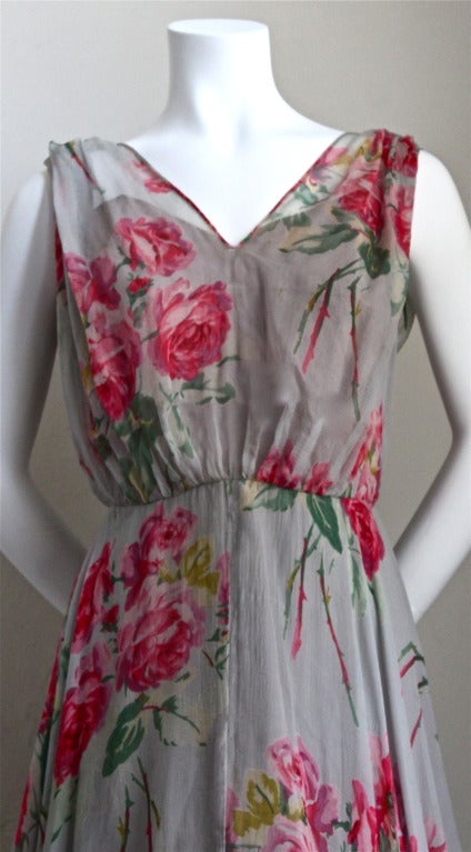 Sehr seltenes Haute-Couture-Kleid aus floralem Seidenchiffon mit Drapierung an der Taille von MARCEL ROCHAS aus dem Jahr 1950. Eine wichtige Provenienz muss beim Kauf angegeben werden. Die Größe ist etwa US 10-12. Ungefähre Maße sind 40