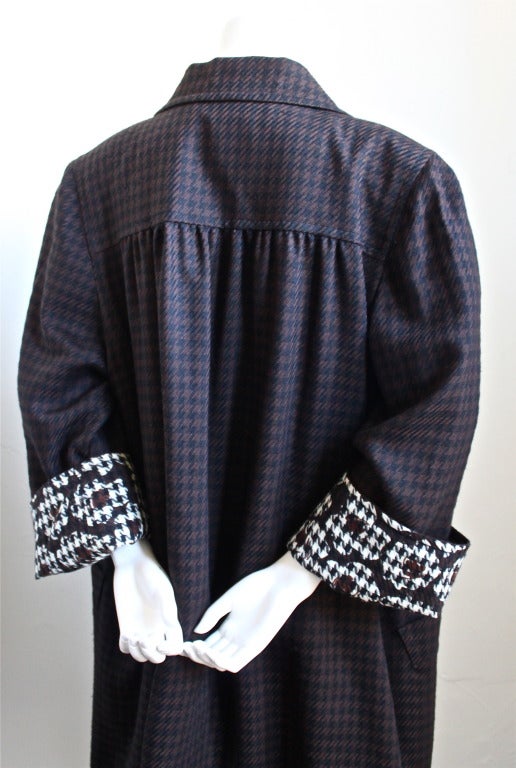 Black and brown houndstooth wool jacket with contrasting lining and large decorative buttons from Jacqueline de Ribes dating to the 1980's.  Due to the oversized cut, this piece fits a US 4-8. Fully lined. Made in France. Very good condition.