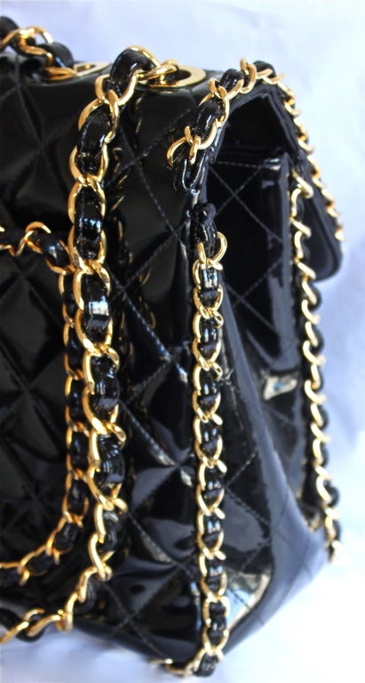 very rare vintage CHANEL black patent leather jumbo maxi bag with chain trim In Excellent Condition In San Fransisco, CA