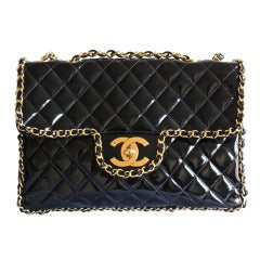 sehr seltene schwarze CHANEL Jumbo-Maxitasche aus Lackleder mit Kettenbesatz