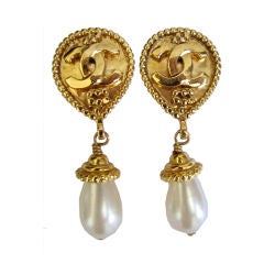 CHANEL 'CC' gilt earrings with drop pearls