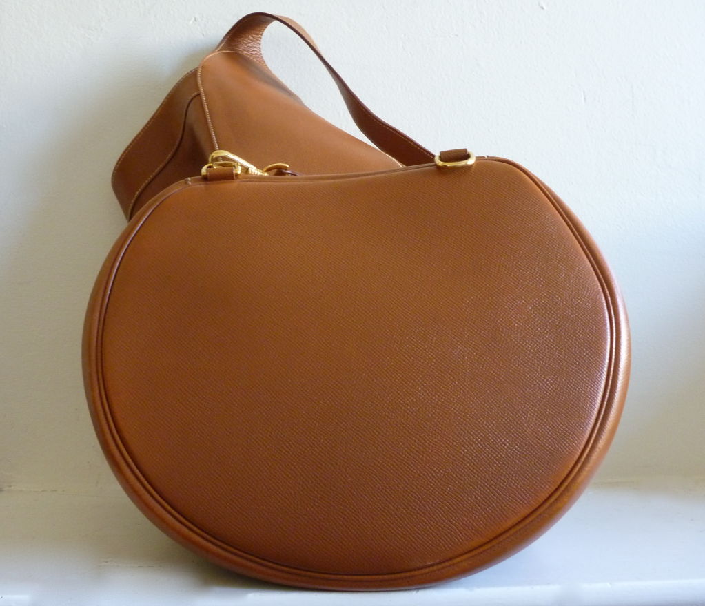 Very rare large sized sling bag from Hermes. Epsom leather. Golden tan-brown color. 1993. Measures 19