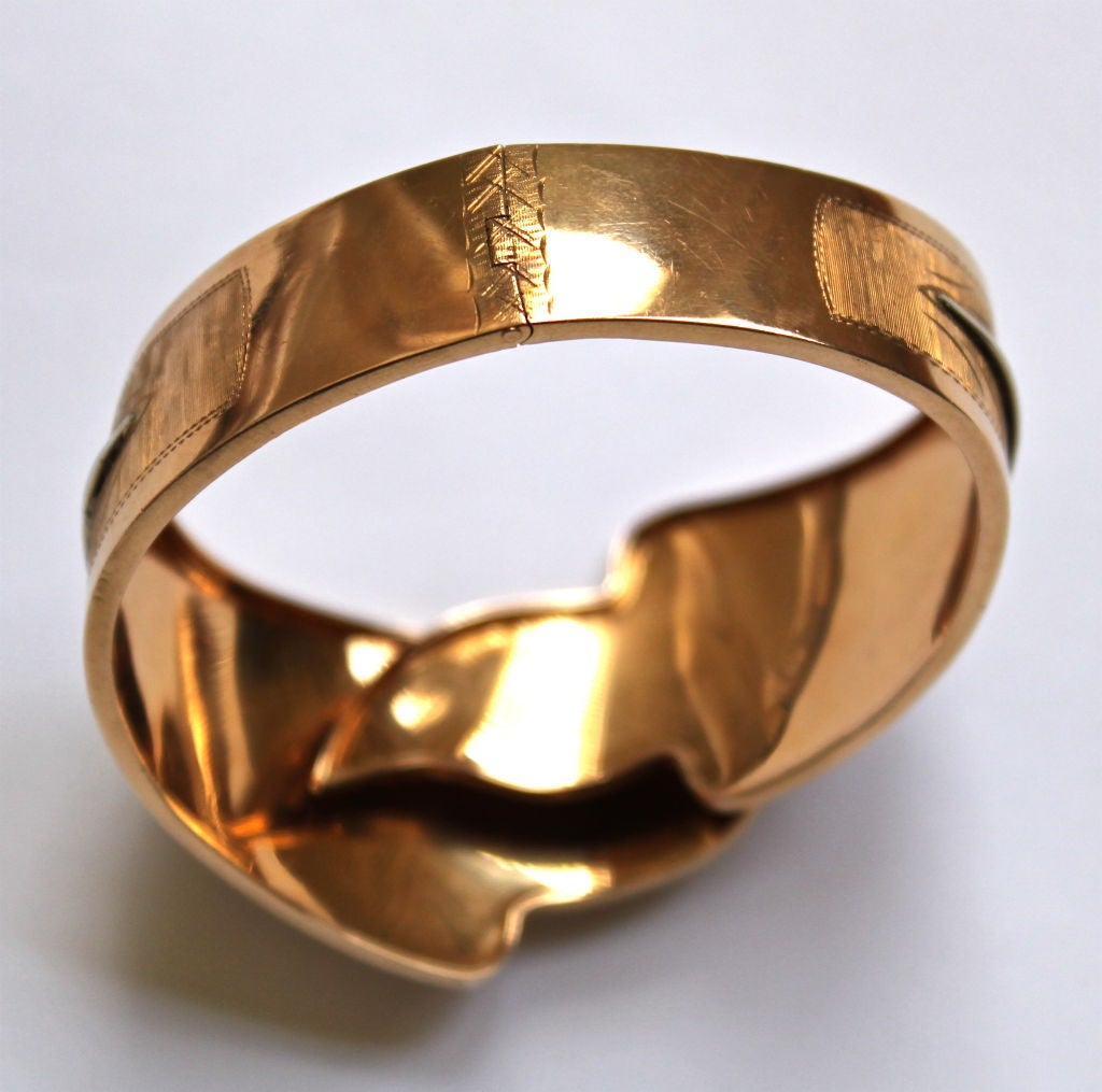 1940s 18k rose gold engraved leaf cuff In Excellent Condition For Sale In San Fransisco, CA
