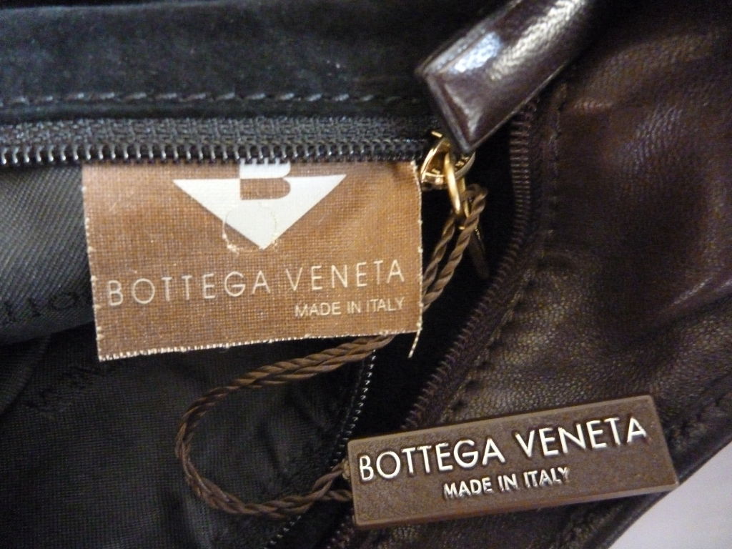 Beautiful woven leather bag from Bottega Veneta composed of contrasting shades of brown. Measures approximately 10.5