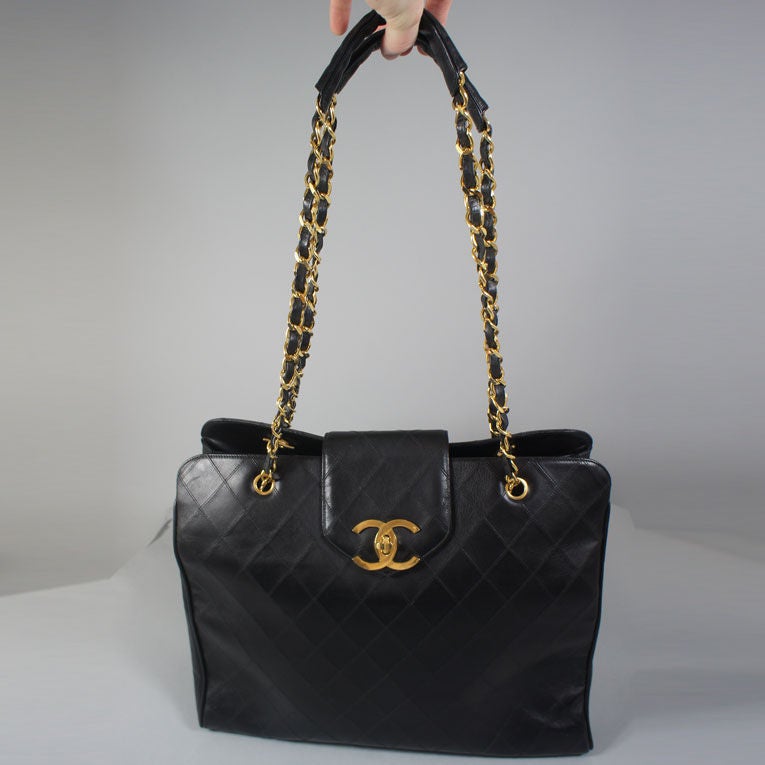 CHANEL Vintage 1989 Large/Extra Large Quilted Black Leather Weekender Travel Handbag. This iconic Chanel features gold tone hardware shoulder straps with leather sectors for shoulder comfort or grip, a zipper closure with Chanel 31 Rue Cambon, Paris