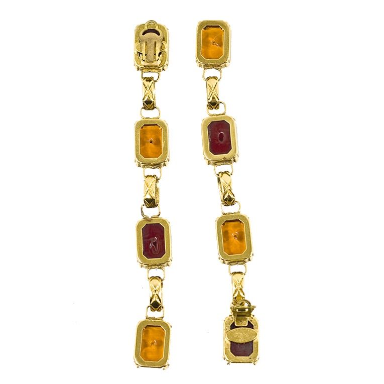 CHANEL vintage gold tone ruby and amber gripoix dangling earrings. These vintage clip-on earrings are gripoix stones in alternating colors connected by a quilted gold-tone link.  Stamped 25. From 1985.  A beautiful vintage accessory!  Comes in