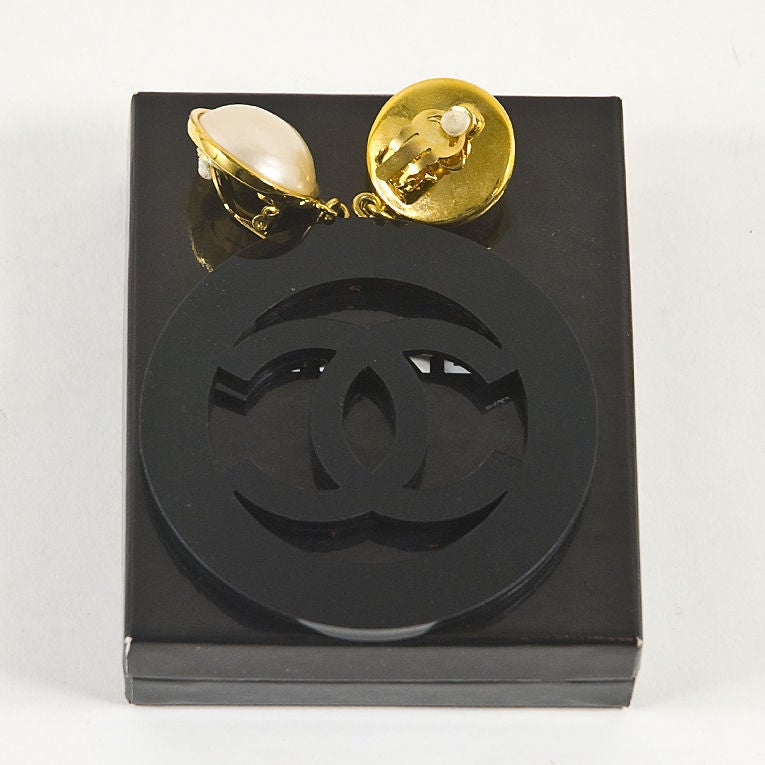 CHANEL 1988 Vintage Black Lucite CC Logo Hoop Pearl Earrings 1