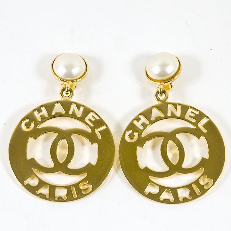 CHANEL 1960s Vintage Gold CC CHANEL PARIS Faux Pearl Icon Hoop