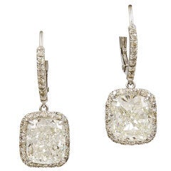 Boucles d'oreilles en diamant coussin avec diamants microscopiques en platine