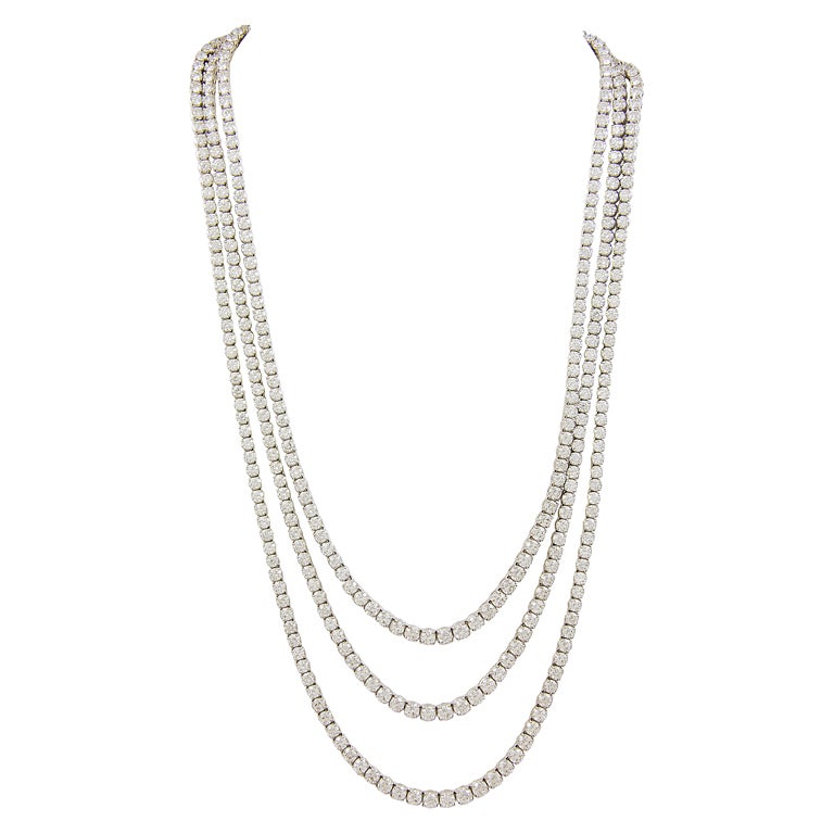 Trois rangs de perles  Collier opéra en diamants en vente