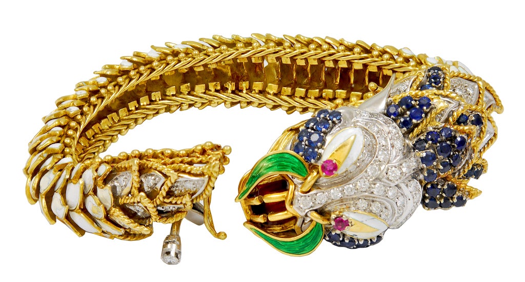 bracelet Dragon flexible italien 18 carats avec incrustation d'émail, saphirs bleus, diamants et rubis
veuillez voir notre collection à notre boutique au 1050 Third Avenue