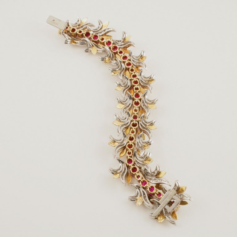 Tiffany & Co. Bracelet feuille de rubis de Birmanie et diamants  Excellent état - En vente à New York, NY