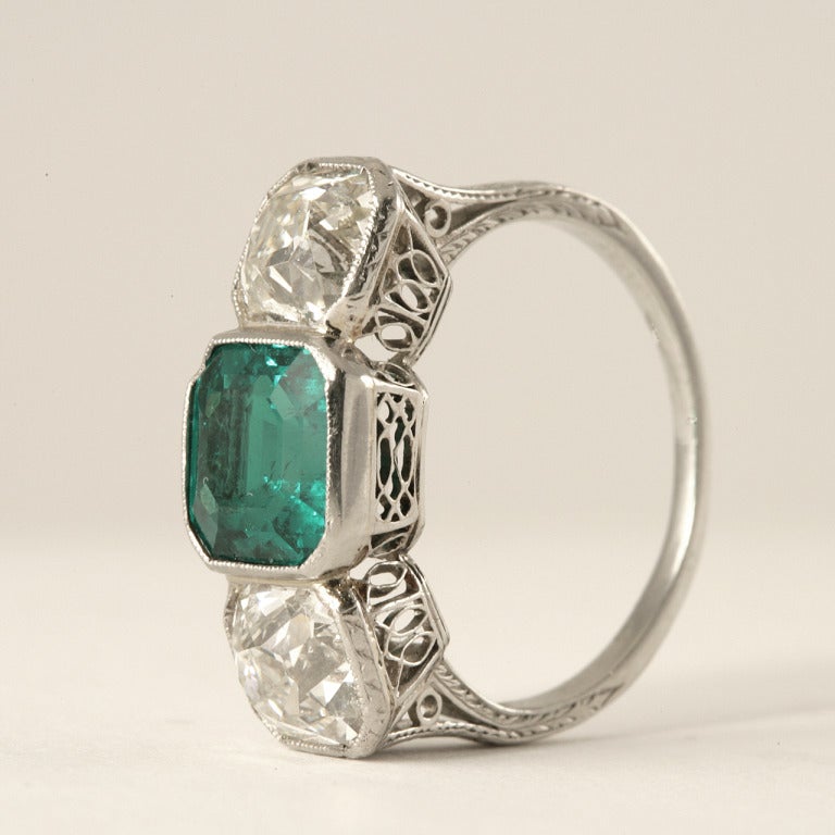 Art Deco Emerald Diamond Platinum Three Stone Ring In Excellent Condition In New York, NY