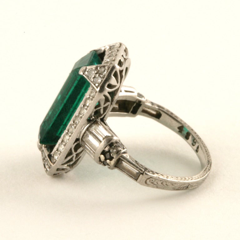 1920er Jahre Art Deco Kolumbianischer Smaragd-Diamant-Platin-Ring (Art déco) im Angebot