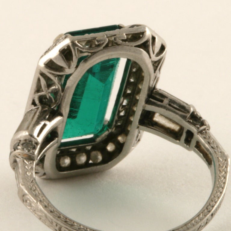 1920er Jahre Art Deco Kolumbianischer Smaragd-Diamant-Platin-Ring (Smaragdschliff) im Angebot