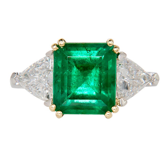 Women's Exquisite Emerald Diamond Ring