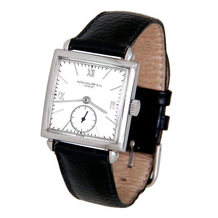 Quadratische Armbanduhr aus Edelstahl von Patek Philippe mit tropfenförmigen Bandanstößen. Handaufzugswerk mit 19 Steinen, versilbertes Zifferblatt mit erhabenen Indexen und kleiner Sekunde. Wird mit einem Archivauszug von Patek Philippe geliefert.