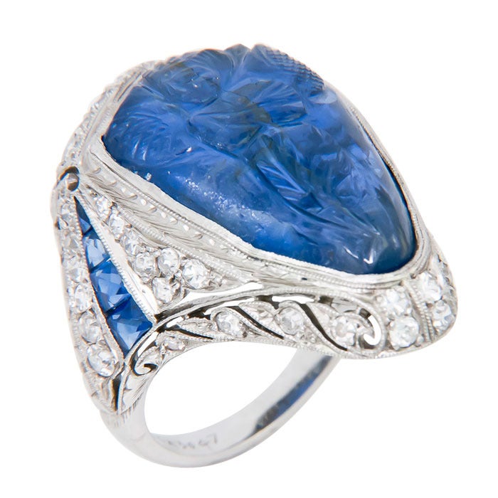 Carved Sapphire Art Deco Ring In Excellent Condition In Chicago, IL