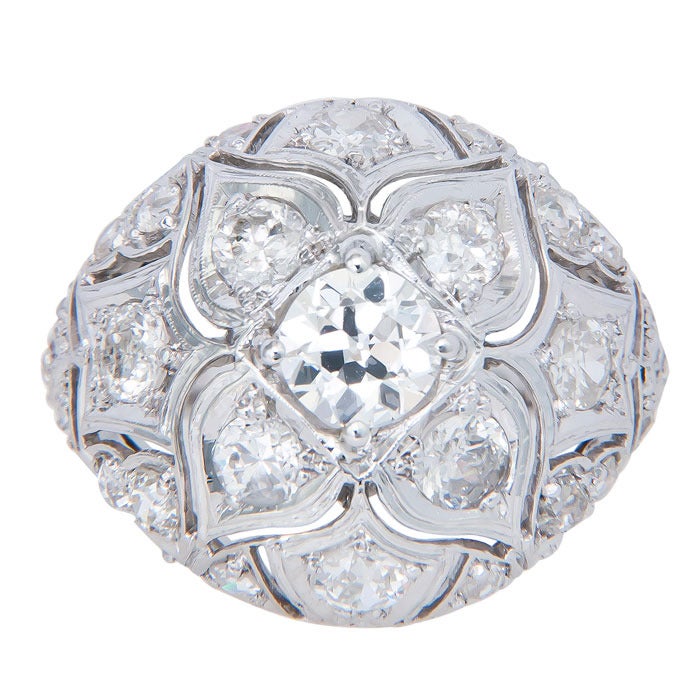 CIRCA: 1920er Jahre Platin und Diamant-Kuppel-Ring, in der Mitte mit einem .73 Karat European Cut Diamond und umgeben von einem anderen 1,20 Karat europäischen Diamanten. Fingergröße =7