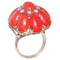 Anillo Cúpula de Coral y Diamantes de Oro Amarillo