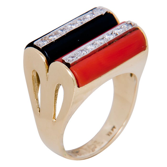 1970s Gold Coral and Diamond Ring In Excellent Condition In Chicago, IL