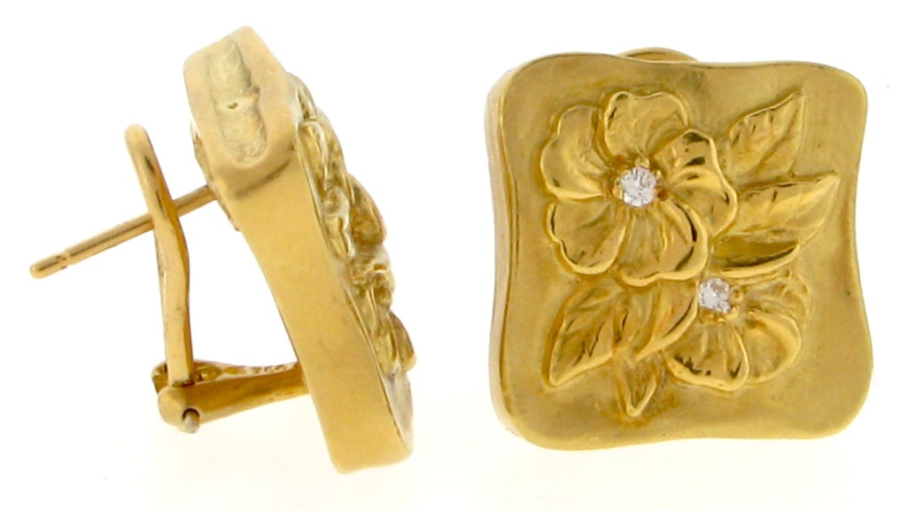 18k  sguare gold earrings with flower motif and diamonds