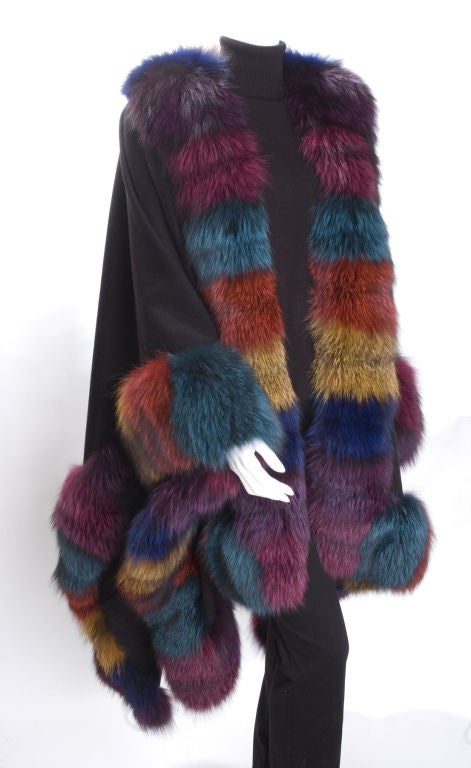 Yves Saint Laurent  Cashmere Cape with Dyed Silver Fox In Excellent Condition For Sale In Hamburg, Deutschland