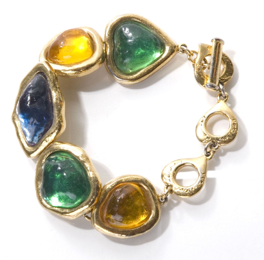 Yves Saint Laurent Bracelet with poured glass stones and gilded metal.

Total length 9