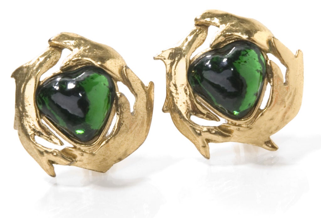 Yves Saint Laurent Earrings with big green heard shape.
Gilded metal and  poured glass stones.
Clip on.

