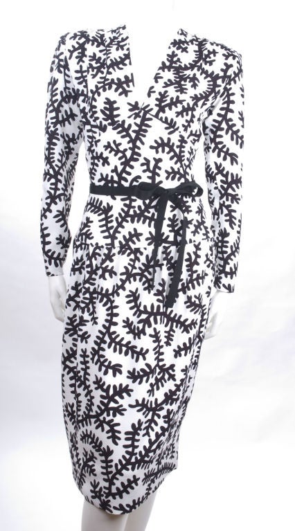 Early 80's Yves Saint Laurent Dress with a stunning black and white pattern.
Viscose crepe fabric, side zipper, skirt is lined.
Excellent condition - no flaws to mention.
Size EU 40 - about 6 to 8 US
Measurements:
Length 45 - bust 38 - waist 28 -