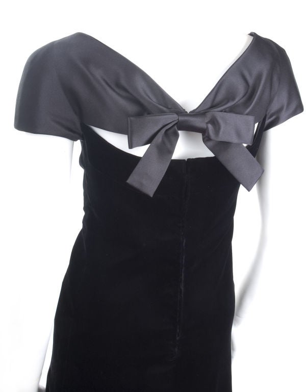 Vintage 70' Christian Dior Velvet Dress with Bow on the Back In Excellent Condition For Sale In Hamburg, Deutschland