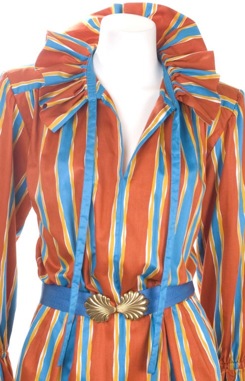 Yves Saint Laurent blouse striped in vibrant colors with matching belt.
Cotton satin, fabric belt with brass metal buckle.
Zipper in the side seam.
Size 38 EU - 6 US
Excellent condition.
Measurements:
Length 28- bust 38 - waist 28 inches