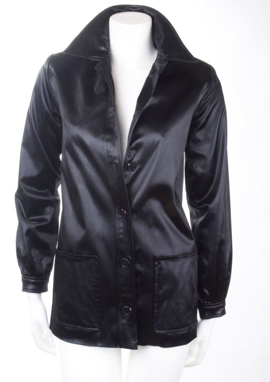 1974 Yves Saint Laurent Jacket in Black Satin.
57% Acetate and 43% Nylon.
Size 36 EU = 2/4 US
Very good condition
Measurements:
Length 27 - bust 34 - waist 36 - hips 38 inches

